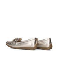 Metallische gouden loafers met een slip-on ontwerp, ronde neuzen, kleine strikaccent en een flexibele tan rubberen zool. Glad oppervlak door het geheel.