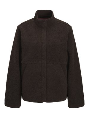 Tummanruskea fleecetakki, jossa pystykaulus, läpälliset etunapit ja kaksi sivutaskua, esitetty yksiväristä valkoista taustaa vasten.