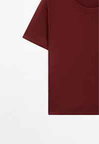 Burgundy short-sleeve t-shirt made of soft cotton, featuring a round neckline and clean hemmed edges. Simple, solid color design.