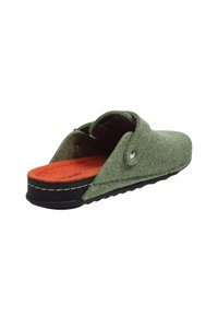 Scarpa slip-on con tomaia in feltro verde, soletta arancione, cinturino regolabile con bottone e suola nera, angolata per mostrare la vista posteriore e laterale.