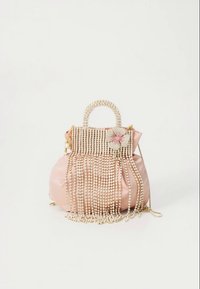 Rozā satīna rokassomiņa ar pērlītēm apjoztu rokturi, priekšpusē dekorēta ar kaskādes pērlīšu virtenēm un ziedu akcentu.