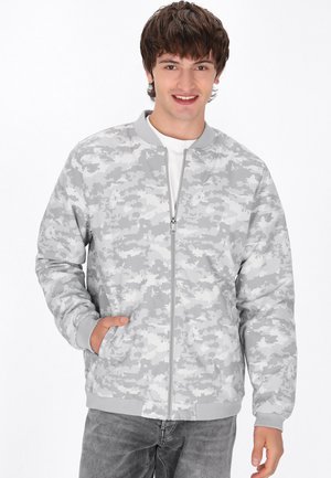 Graue Camouflage-Bomberjacke mit einem Frontreißverschluss, gerippten Bündchen und zwei Seitentaschen. Verfügt über einen strukturierten Stoff mit hellen und dunklen Grautönen.