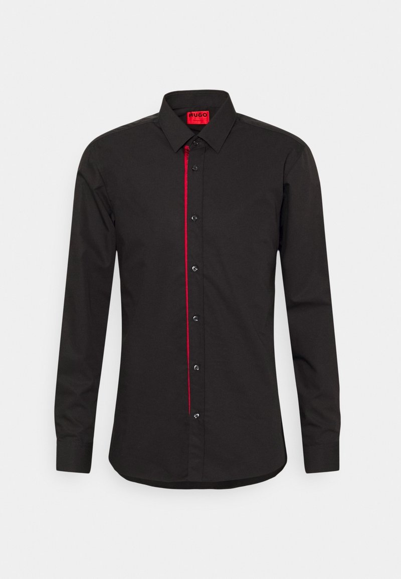 Zwarte langemouwen shirt met rode accenten langs de knoopsluiting, kraag met knopen en zwarte knopen. Gemaakt van een gladde stof.