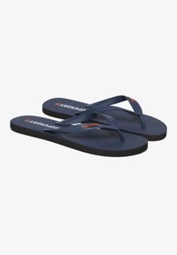 Marineblå flip-flops med struktureret gummisål og V-formede stropper. "Superdry" logo i orange på buen. Enkelt, let design.
