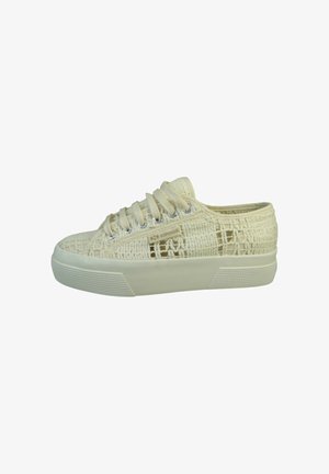 Sneakers i cremefarvet med snørebånd, vævet hækle-overdel og tyk gummisål, med Superga-logo på siden.