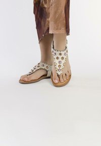 Gioseppo CON ADORNO DE FLORES CON TACHAS PARA PRELOJ - Sandalias de dedo - off white