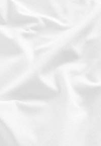Tessuto bianco con una texture morbida e liscia, che presenta pieghe e grinze delicate, a indicare flessibilità e peso. Nessun motivo o hardware visibile.