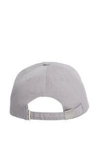 Gorra de algodón gris con visera curvada, correa ajustable en la parte posterior y pequeña etiqueta de logo en un lado. Textura suave, diseño simple.