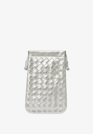 Zilverkleurige geweven leren tas met een soepele textuur, rechthoekige vorm en trekkoordsluiting. Heeft een subtiele glans door de metallic afwerking.