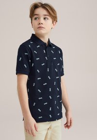 Sötétkék pólóing pamutból, lágy kék tengeri elemek finom mintájával. Rövid ujjú, gombos nyakrésszel és klasszikus gallérral.