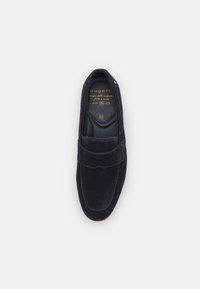Pantofi slip-on din suede albastru marin, cu un design cusut și branț căptușit, având un vamp texturat și vârf rotund, mărimea 42.
