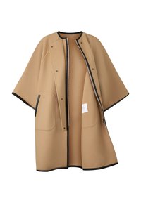 Beige uldblandet frakke med rundet krave, trykknapper, sort piping og to forlommer. Åben front med afslappet pasform.