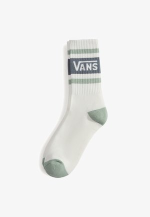 Weiße Baumwollsocken mit grünen und grauen Streifen, die das "VANS"-Logo auffällig am Knöchel tragen, sowie einen grünen Zehenakzent.