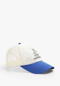 Cappellino da baseball con parte anteriore bianca e visiera blu, dotato di pannelli laterali in rete. Presenta una grafica stampata e del testo.