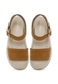 Sandali in suede marrone con una fascia ampia, cinturino regolabile e soletta imbottita beige. Presentano una suola in gomma bianca e cuciture a contrasto.