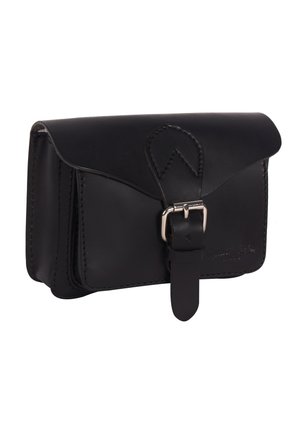 Czarna skórzana torba na pasek z przednią klapką i zapięciem na srebrną klamrę, prostokątny kształt z przeszyciami na brzegach.