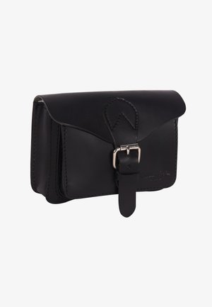 Sac banane en cuir noir avec rabat avant et fermeture boucle argentée, forme rectangulaire avec détails à coutures sur les bords.