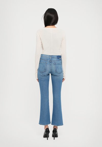 Blauwe denim flared jeans met een middelhoge taille, goed aansluitend bij de bovenbenen, met minimale stiksels en een achterzakontwerp.