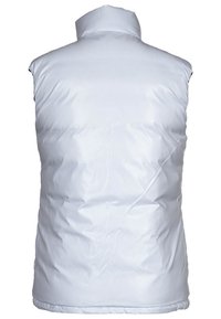 Bílá bezrukávová péřová vesta s vysokým límcem, hladkým lesklým povrchem, horizontálním prošíváním a zakulaceným spodním lemem.