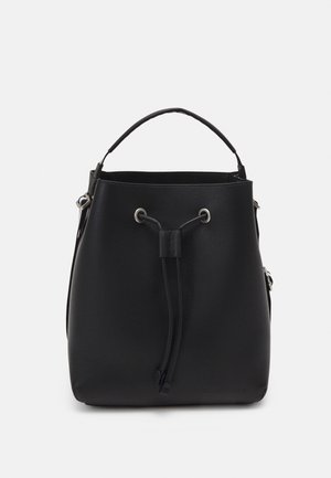 Schwarze Leder-Bucket-Bag mit einem oberen Tragegriff, Kordelzugverschluss vorne, silbernen Ösen und minimalistischem Design.