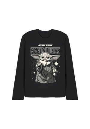 Schwarzes Langarmshirt mit einer Illustration von Baby Yoda in einem Umhang, umgeben von Sternen, und dem Text "Star Wars The Mandalorian" darüber.