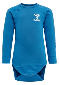 Langärmliger blauer Body aus weichem Stoff, mit Druckknopfverschluss an der Schulter und bedrucktem Logo auf der Vorderseite und den Ärmeln.