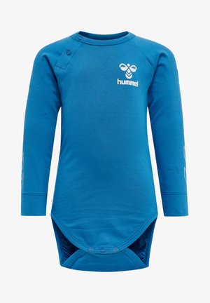 Langärmliger blauer Body aus weichem Stoff, mit Druckknopfverschluss an der Schulter und bedrucktem Logo auf der Vorderseite und den Ärmeln.