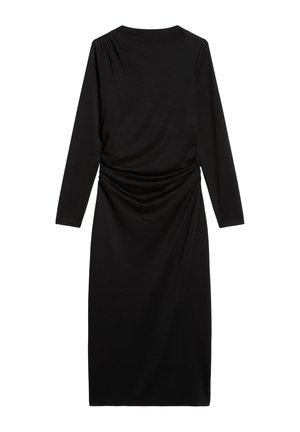 Zwart lange jurk met lange mouwen en een ronde halslijn, met geplooide details aan de achterkant en een getailleerde pasvorm die tot de knie reikt.
