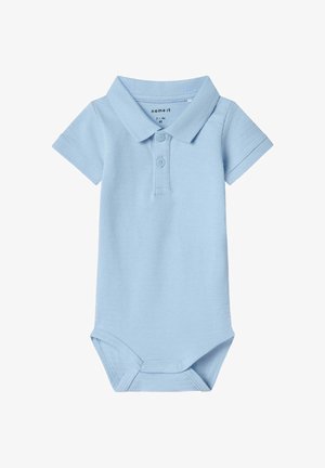 Body polo azzurro chiaro a maniche corte in cotone. Presenta un colletto classico e una chiusura a tre bottoni. Chiusura a pressione sul fondo.