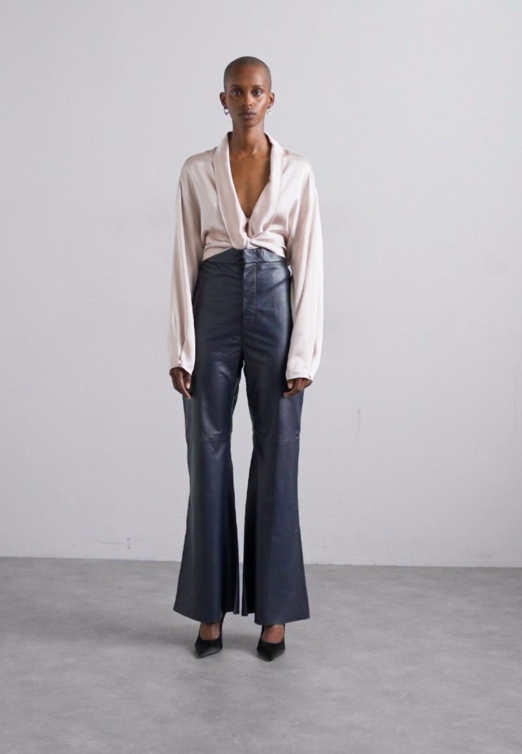 パンツ Victoria Beckham 1125WTR006041B Trousers Clear Blue Victoria Beckham Alina Tailored Trouser - Sapphire Blue