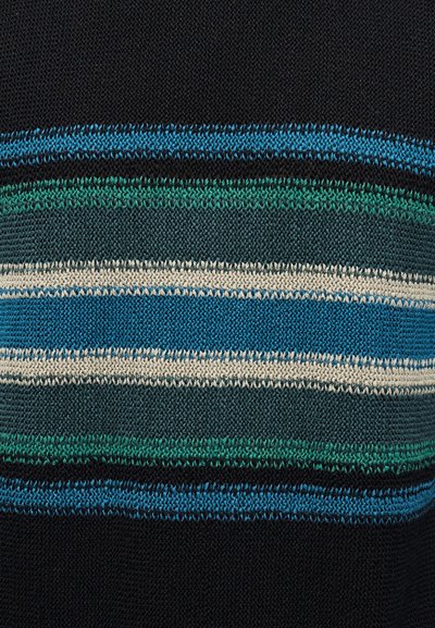 Bandes horizontales tricotées en bleu, vert, sarcelle, noir et crème sur un fond de tissu texturé.