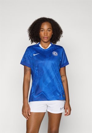 Chelsea FC kvinnelagets drakt i blått, med geometriske mønstre, rund hals og hvite detaljer. Nike-logoen er på forsiden.
