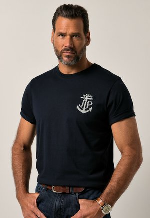 Marineblå bomulds t-shirt med korte ærmer og rund hals. Har et nautisk anker grafisk design i hvid på venstre bryst.