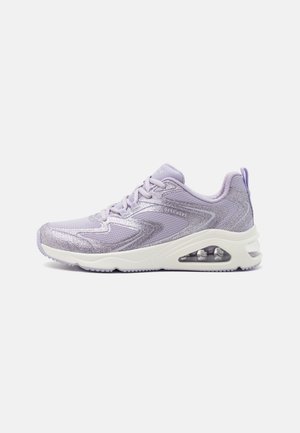 Zapatilla deportiva de color púrpura claro con parte superior de malla, cierre de cordones, suela acolchada y amortiguación de aire visible en el talón.