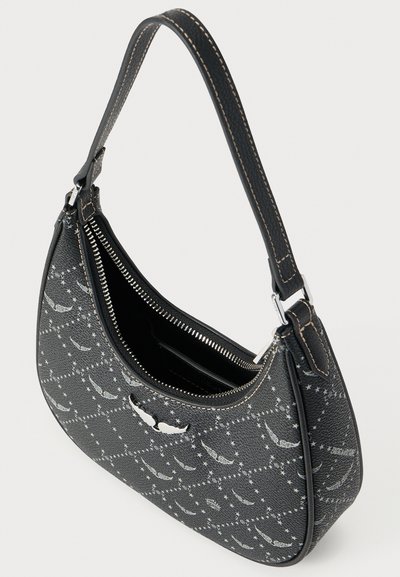 Μαύρη γυναικεία τσάντα χειρός με καμπυλωτή σιλουέτα, κατασκευασμένη από υλικό με υφή, με ασημένιες λεπτομέρειες σε σχήμα φτερών και θήκη με φερμουάρ.