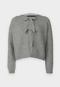 Maglione grigio corto realizzato in morbido tessuto a maglia. Caratterizzato da un collo tondo, dettaglio con fiocco al centro e maniche lunghe con polsini a coste.
