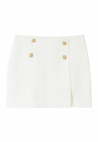 Minifalda blanca con corte recto. Presenta botones decorativos en forma de flor en tonos dorados en la parte delantera para un detalle adicional. Fabricada con una tela suave.