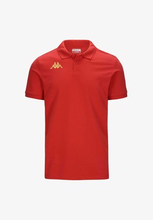 T-shirt polo rouge en coton avec un col et des manches courtes. Présente un logo doré sur la poitrine gauche. Design simple et uni.