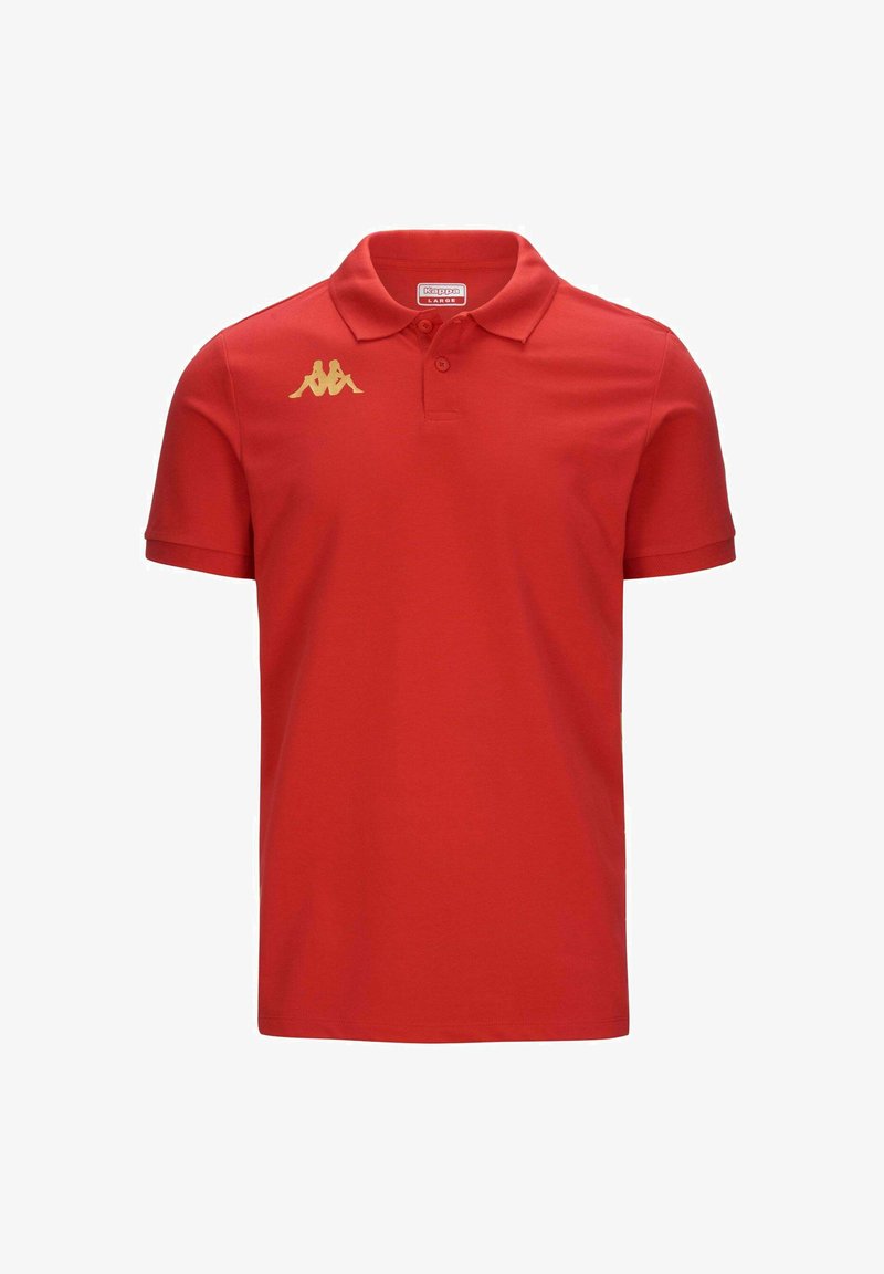 T-shirt polo rouge en coton avec un col et des manches courtes. Présente un logo doré sur la poitrine gauche. Design simple et uni.