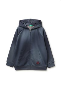 Sudadera con cremallera de color azul marino, confeccionada en un tejido suave, que presenta una gran capucha, dos bolsillos frontales y un parche con un logo en forma de triángulo en el bolsillo izquierdo.