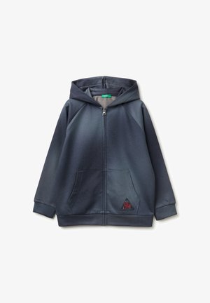 Námořnická modrá mikina na zip vyrobená z měkké tkaniny, s velkou kapucí, dvěma předními kapsami a trojúhelníkovou nášivkou na levé kapse.