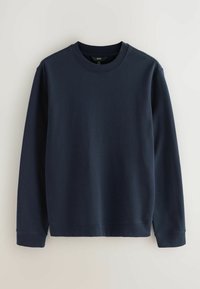 Marineblauwe crewneck sweatshirt, gemaakt van zachte stof, met lange mouwen en geribde manchetten. Eenvoudig ontwerp zonder zichtbare patronen of accenten.