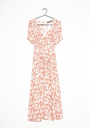 Vestito midi, a maniche corte, incrociato, con motivo floreale arancione e bianco, appeso su una gruccia nera su sfondo bianco.