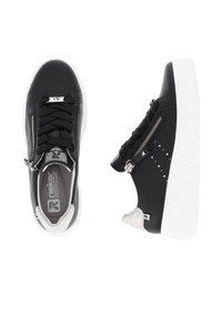 Schwarze Sneaker mit einem strukturierten Obermaterial aus Leder, mit Reißverschlussakzenten, einer weißen Sohle und einem dekorativen Nieten-Design. Schnürsenkel mit Kunstlederbesatz.