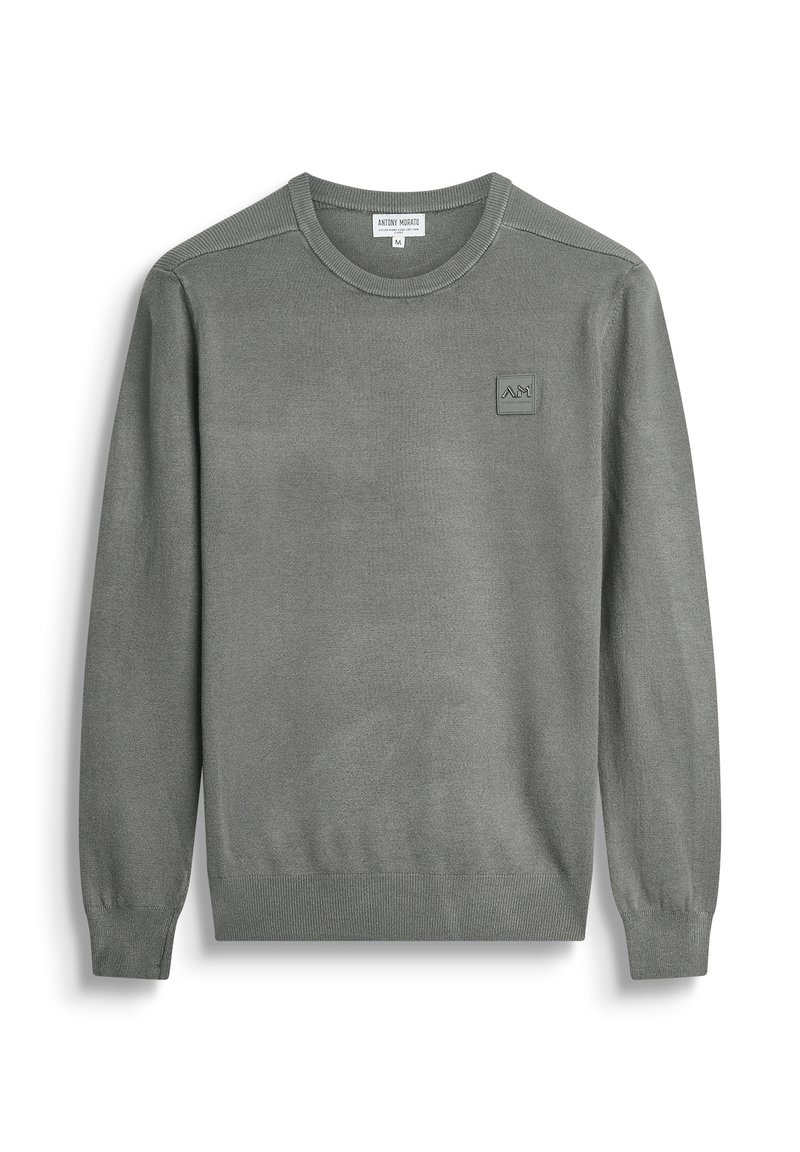 Pullover lavorato a maglia grigio chiaro con colletto rotondo, maniche lunghe e finitura testurizzata. Presenta un piccolo logo in rilievo sul petto.