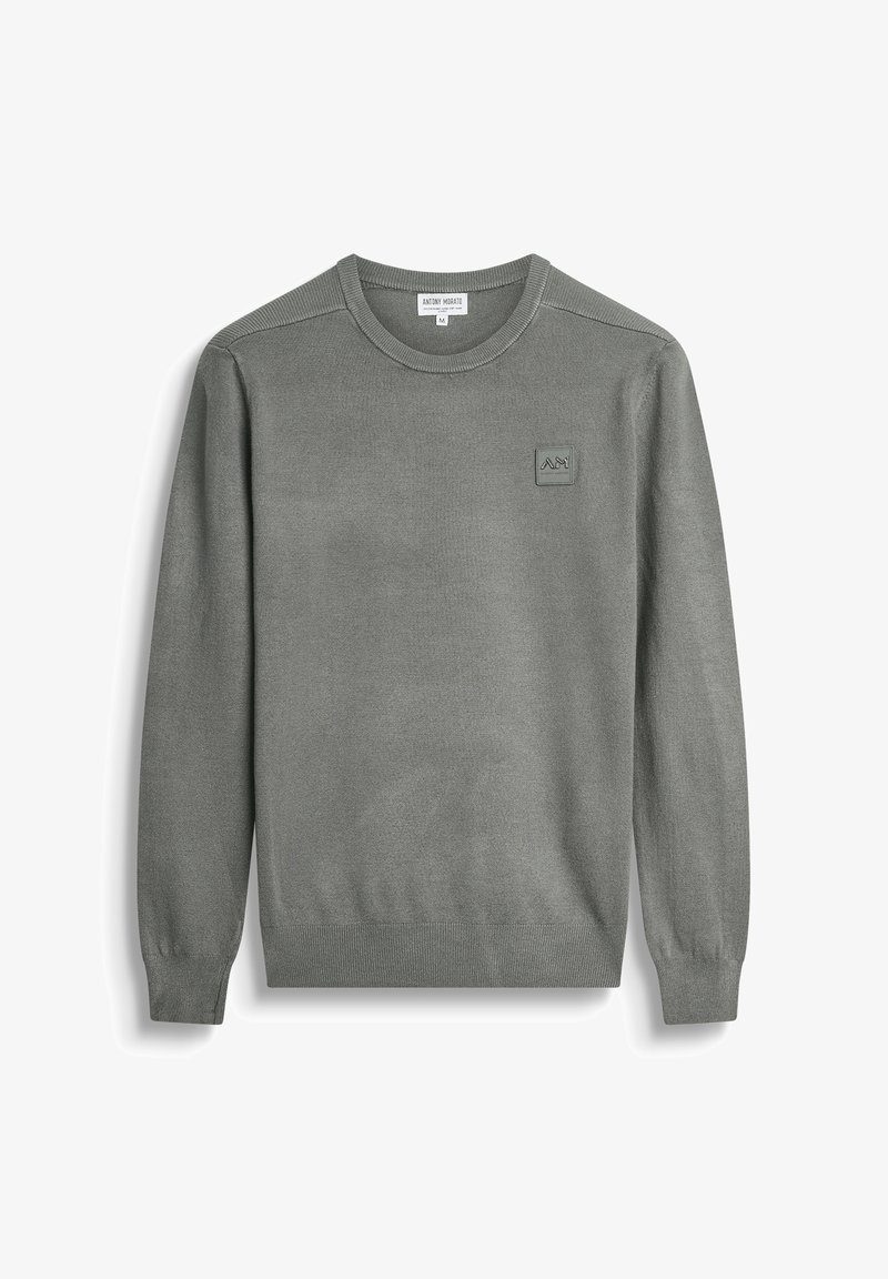 Pullover lavorato a maglia grigio chiaro con colletto rotondo, maniche lunghe e finitura testurizzata. Presenta un piccolo logo in rilievo sul petto.