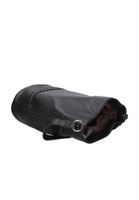 Borsa a mano in pelle nera con finitura testurizzata, chiusura con zip e un accento metallico circolare. L'interno è foderato in tessuto marrone.