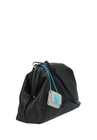 Borsa a tracolla in pelle nera dal design morbido, caratterizzata da una chiusura superiore con zip, dettagli blu e una targhetta grigio chiaro. Superficie testurizzata con una forma semplice.