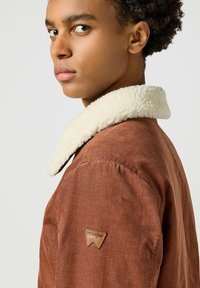 Wrangler AVIATOR jasny brąz