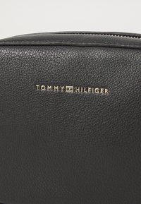 Tommy Hilfiger LOGOTAPE CAMERA BAG - Skuldertasker - black